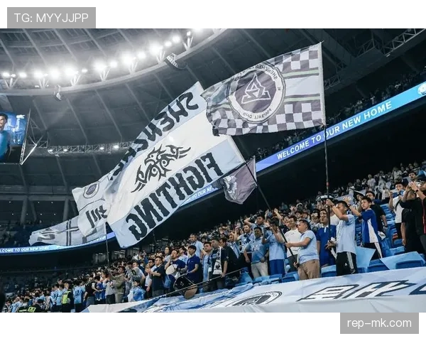 全新足球场落成，球迷翘首以盼新赛季精彩对决