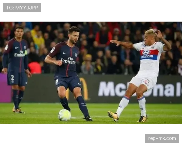 卡瓦尼技术解析：如何以高效跑位与精准射术稳步提升现代足球进攻威胁