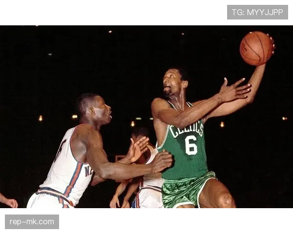 伯德无球跑动牵制防线，拉开空间改变绿军进攻结构