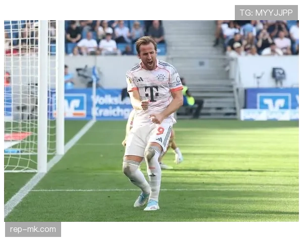 哈里·凯恩训练完顺手拎了三杯蛋白粉回家，这自律是真没谁了